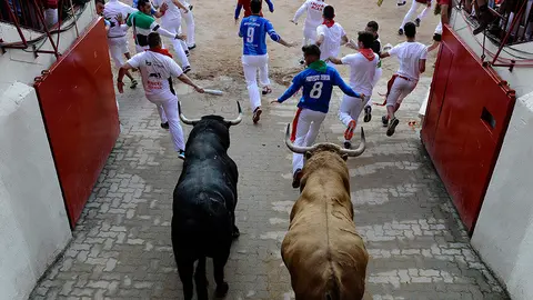 Cuarto encierro de las fiestas de San Fermín 2018 con los toros de la ganaderia de Fuente Ymbro desde el callejón de la plaza. MIGUEL OSÉS  (6)