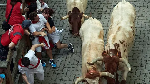 Los astados de la ganadería gaditana de Fuente Ymbro en el callejón de entrada a la Plaza de Toros durante el cuarto encierro de los Sanfermines 2018, el más rápido de este año y al parecer limpio de cornadas, en el que la caída de un toro en la Estafeta se ha quedado en un susto sin mayores consecuencias. EFE/J.P. Urdiroz