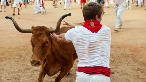 Suelta de vaquillas tras el cuarto encierro de los Sanfermines de 2018. MIGUEL OSÉS_8