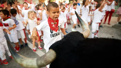 Varios niños disfrutan del toro de agua en una tarde de San Fermin Toro. DANIEL FERNÁNDEZ (41)
