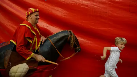Cientos de personas acompañan a la Comparsa de Gigantes y Cabezudos por las calles de Pamplona en San Fermín 2018. PABLO LASAOSA 15