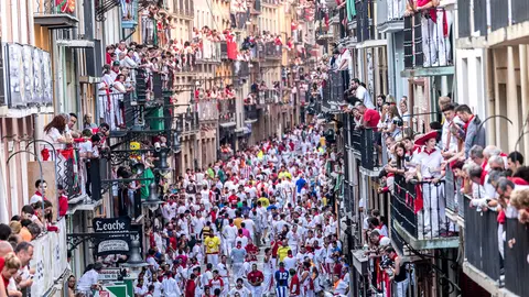 Los balcones en Mercaderes y Estafeta durante el cuarto encierro de San Fermín 2018 (02). IÑIGO ALZUGARAY