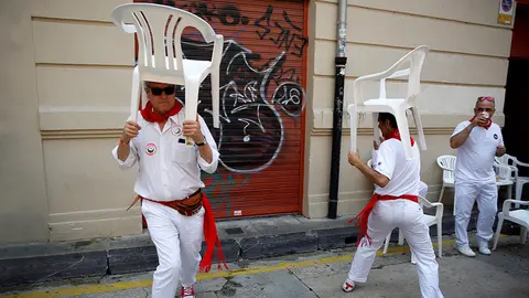 Los sanfermines llegan a su ecuador y lo hacen con una jornada en la que continúa el buen ambiente en la ciudad, aunque se aprecia menos gente en la ciapital navarra tras el intenso fin de semana.-EFE/Villar López