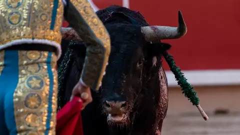 Cuarta corrida de la feria de San Fermín 2018 con toros de la ganadería de Fuente Ymbro para los toreros Sebastian Castella, Miguel Angel Perera y Alberto Lopez Simón. MIGUEL OSÉS_12
