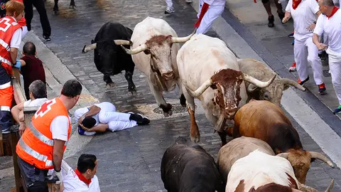 Los toros de Nuñez del Cuvillo enfilan la Plaza Consistorial en el quinto encierro de estos Sanfermines 2018 MIGUEL OSES (4)