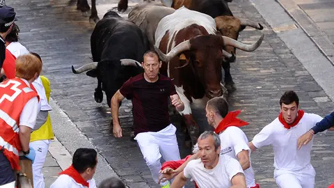 Los toros de Nuñez del Cuvillo enfilan la Plaza Consistorial en el quinto encierro de estos Sanfermines 2018 MIGUEL OSES.