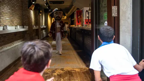 Los gigantes y cabezudos de la comparsa salen por las calles de Pamplona en los Sanfermines de 2018. MIGUEL OSÉS_5