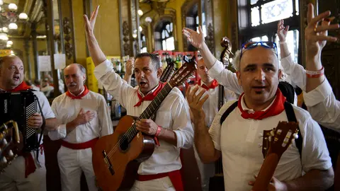 La Cofradía de San Saturnino anima los bares y calles de Pamplona durante las fiestas de San Fermín 2018. PABLO LASAOSA 06