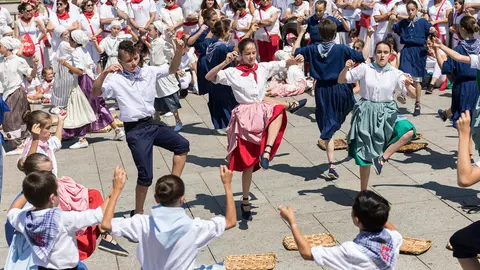 Festival infantil de danzas bajo el intenso calor del mediodía en la Plaza del Castillo durante los Sanfermines 2018  (21). IÑIGO ALZUGARAY