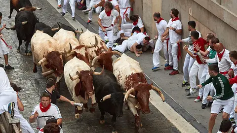 GRAF8598. PAMPLONA, 12/07/2018.- Los toros de la ganadería madrileña de Victoriano del Río Cortés a su paso por la Cuesta de Santo Domingo durante el sexto encierro de los Sanfermines 2018. EFE/J.P. Urdiroz