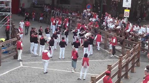 La banda del maestro Bravo en el tramo de Telefónica antes del encierro.