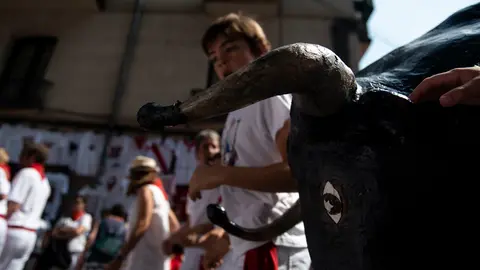 Cientos de niños corren en el encierro Txiki. MIGUEL OSÉS_3