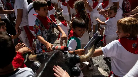 Cientos de niños corren en el encierro Txiki. MIGUEL OSÉS_12