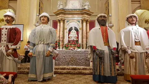La comparsa de gigantes y cabezudos visita a San Fermín en la su capilla en la iglesia de San Lorenzo NAVARRACOM 5