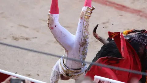 Voltereta a Pepín Liria durante la sexta corrida de la Feria del Toro. IÑIGO ALZUGARAY 