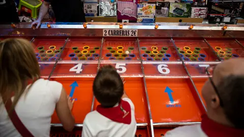 Cientos de personas se divierten en las barracas durante los sanfermines de 2018. MIGUEL OSÉS_21