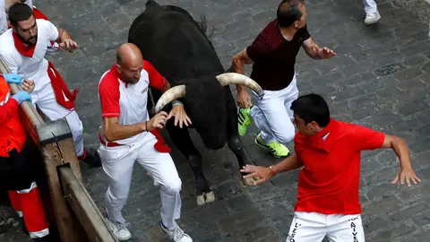 Séptimo encierro de San Fermín con toros de Jandilla en el tramo de Telefónica. EFE