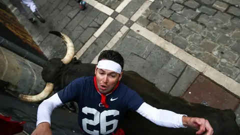 Séptimo encierro de San Fermín con toros de Jandilla en la curva de Mercaderes. EFE (3)