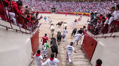 Séptimo encierro de San Fermín 2018 con la ganadería de Jandilla en la entrada a la Plaza de Toros (05). IÑIGO ALZUGARAY