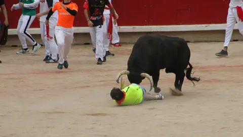 Séptimo encierro de San Fermín 2018 con toros de Jandilla con un susto en la plaza de toros. PABLO ESPARTOSA (3)