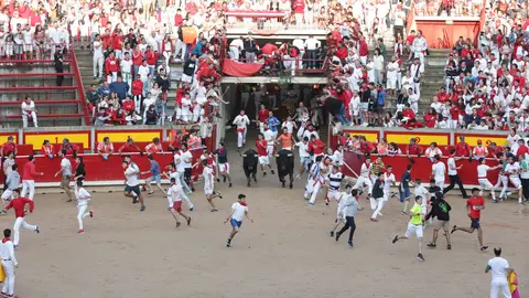 Los toros de Miura llegan a la Plaza de Toros en el octavo encierro de San Fermín ALEJANDRO VELASCO (2)