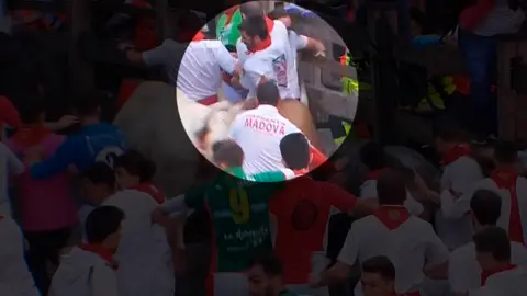 Momento en el que un Miura engancha a un joven en el tramo de Telefónica