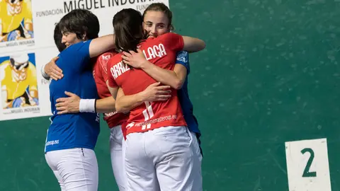 Final del I Torneo San Fermín de Pelota Mano Femenina en la que la pareja Ruiz de Larramendi- Arrizabalaga se ha impuesto a Larrarte-Iturain (50). IÑIGO ALZUGARAY
