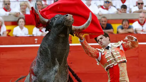 GRAF449. PAMPLONA, 14/07/2018.- El torero Rubén Pinar da un pase con la muleta al primero de su lote, durante la última corrida de abono de la Feria de Toro de los Sanfermines 2018 celebrada esta tarde en la plaza de toros de Pamplona. EFE/Villar López