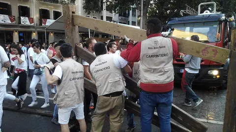 Los empleados de la carpintería hermanos Aldaz retiran el vallado del encierro. 14 de julio de 2018. Navarra.com