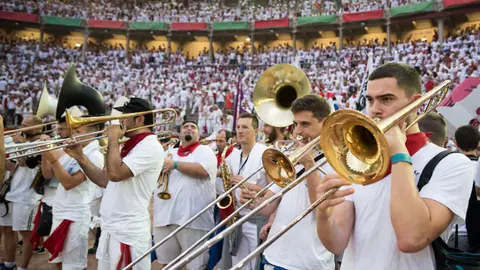 Salida de las peñas de la plaza de toros de Pamplona. MIGUEL SANTIAGO.