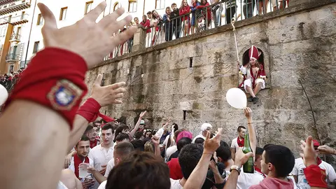 GRAF741. PAMPLONA, 15/07/2018.- Para algunos los Sanfermines terminan oficialmente hoy con la celebración del llamado "Encierro de la Villavesa" en el que se simula todo el ritual del encierro como si se tratara de uno de los habituales durante las fiestas, para ello este año y como novedad, ha sido una mujer la que vestida de San Fermin ha dirigido desde la hornacina de Santo Domingo el inicio del "encierro". EFE/Jesús Diges
