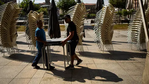 Ambiente por las calles de Pamplona tras terminar San Fermín 2018. PABLO LASAOSA 08