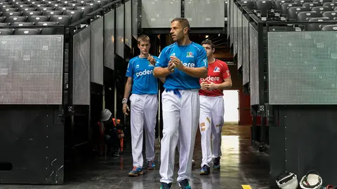 Presentación del frontón del Navarra Arena, con presencia de pelotaris de Asegarce y Aspe (01). IÑIGO ALZUGARAY