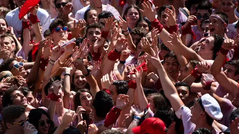Cohete desde la Plaza de los Fueros de Tudela que da comienzo a las fiestas de Santa Ana. MIGUEL OSÉS_24