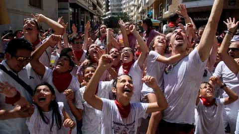 La mejor fiesta por las calles de Tudela tras el lanzamiento del Cohete. MIGUEL OSÉS_13