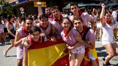 La mejor fiesta por las calles de Tudela tras el lanzamiento del Cohete. MIGUEL OSÉS_20