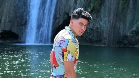 El rapero Don Day en la grabación del videoclip en la que ha muerto un hombre en una cascada