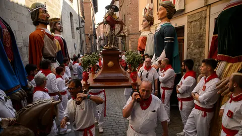 Procesión en honor a Santiago por las calles de Tudela durante las fiestas de Santa Ana 2018. PABLO LASAOSA 09