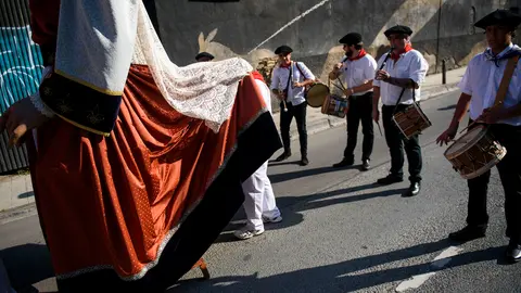 La comparsa de gigantes y cabezudos de Tudela sale el segundo dñia de las fiestas de Santa Ana por las calles de la ciudad. MIGUEL OSÉS_5