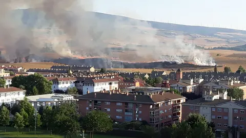 Imagen del incendio forestal desatado en un campo de cereal situado a escasos 100 metros del casco urbano de Zizir Mayor. TWITTER