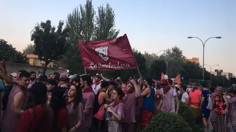 Salida de las peñas en la segunda corrida de las fiestas de Santa Ana en Tudela