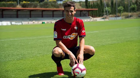 GRAF7381. TAJONAR(NAVARRA) (ESPAÑA), 26/07/2018.- El centrocampista Íñigo Pérez durante la presentación como nuevo jugador del Atlético Osasuna, esta mañana en las instalaciones de Tajonar(Navarra). EFE/Iñaki Porto