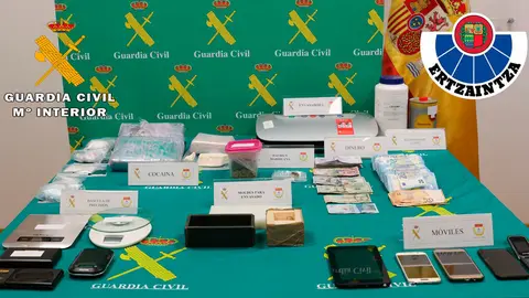 La droga y algunos objetos incautados en la operación Albillo de la Guardia Civil y la Ertzaintza. GUARDIA CIVIL