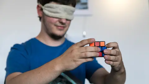 Julen Simón Iriarte monta el cubo con los ojos tapados durante la presentación del XV Campeonato de España de Cubos de Rubik que tendrá lugar en Pamplona en Octubre (08). IÑIGO ALZUGARAY