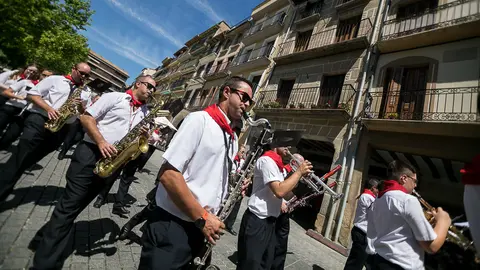 La Banda de Música de Estella toca por las calles tras el chupinazo 2018 (04). IÑIGO ALZUGARAY