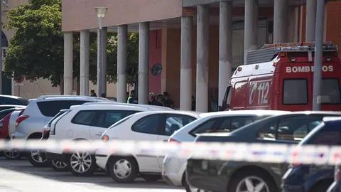 Policía en el lugar del asesinato de Pamplona. PABLO LASAOSA