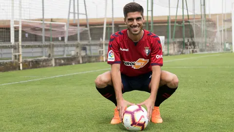 Presentación del lateral Nacho Vidal como nuevo jugador de Osasuna (13). IÑIGO ALZUGARAY