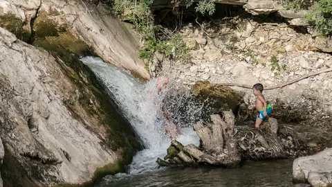 Baños en el Arga a su paso por la presa de Huarte en el día más caluroso de este verano (12). IÑIGO ALZUGARAY