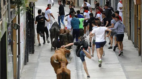 Cuarto encierro de las fiestas de Estella de 2018 con las reses de Macua. MIGUEL OSÉS (7)