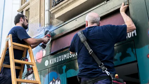 Desmontaje y traslado del rejol de la cuenta atrás para Sanfermines de Kukuxumusu a la Casa del Libro de Estafeta (12). IÑIGO ALZUGARAY